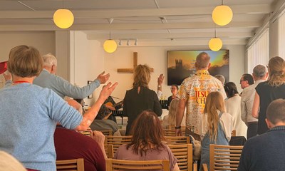 Hellig�nden pegede mod bagerste r�kke. Der sad jeg