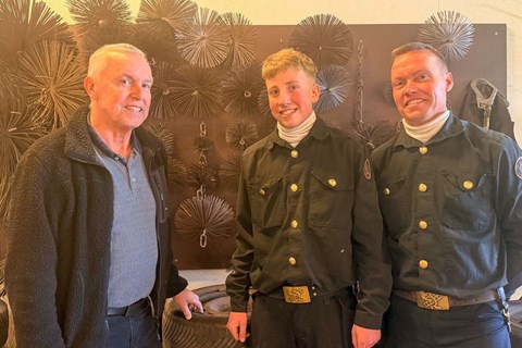 F�rst fejede farfar. S� tog far over. Nu venter Magne p� hatten