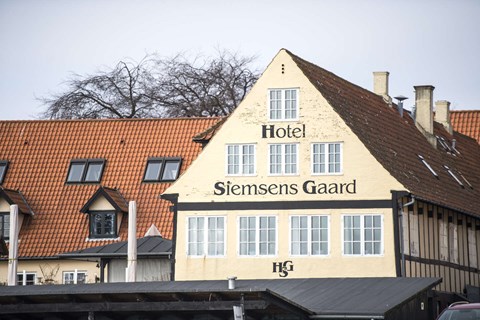 Fem �r gammel konflikt optrappes - hotel forst�r det ikke