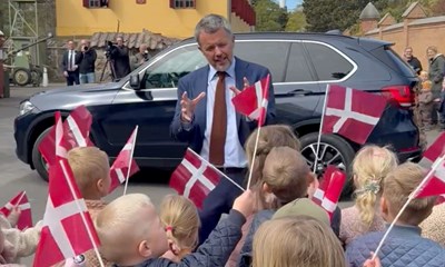 S�dt �jeblik: Kongen 'grillet' af b�rnehave