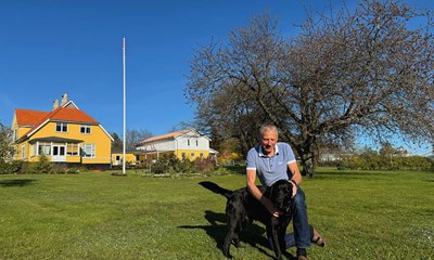 Oliekongen nyder sit nye liv
