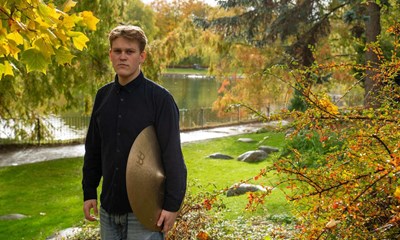 Ung musiker giver koncert p� hjem�en