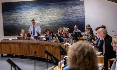 Advarer mod beslutninger i det skjulte