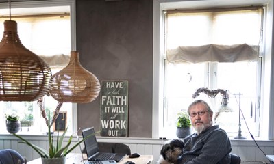 Han skifter kasket i spisebordets hj�rne