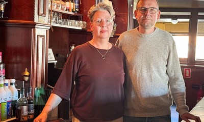 Efter 30 �r bag baren: Nu er de klar til at s�lge