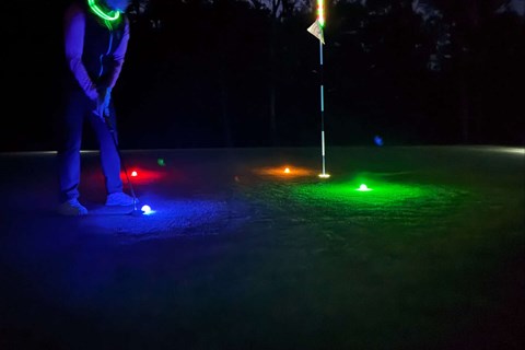 Spillede golf i et d�gn for at hj�lpe udsatte b�rn