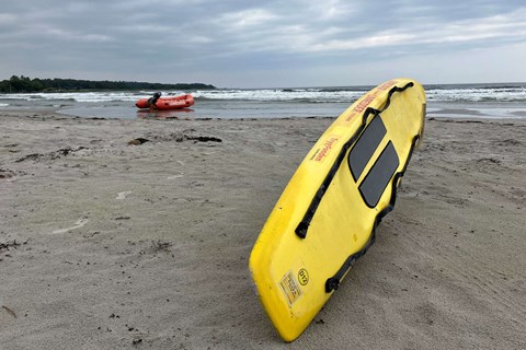 Surfer drev ud: Livredder i aktion på Balka