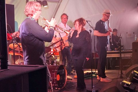 Vild musik med kunstnerisk dybde