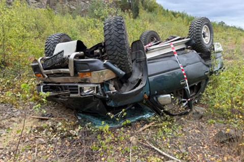 Ejer vil ikke samarbejde - bil ligger p� hovedet ved granitbrud