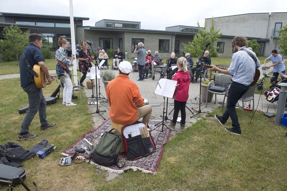 Levende musik p Plejecenter Snorrebakken: Sol og regndrber i de gamles jne