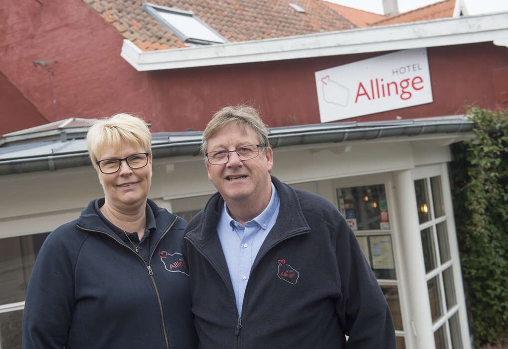 Hotelejer ringede til 75 g�ster efter corona-tilf�lde hos busgruppe