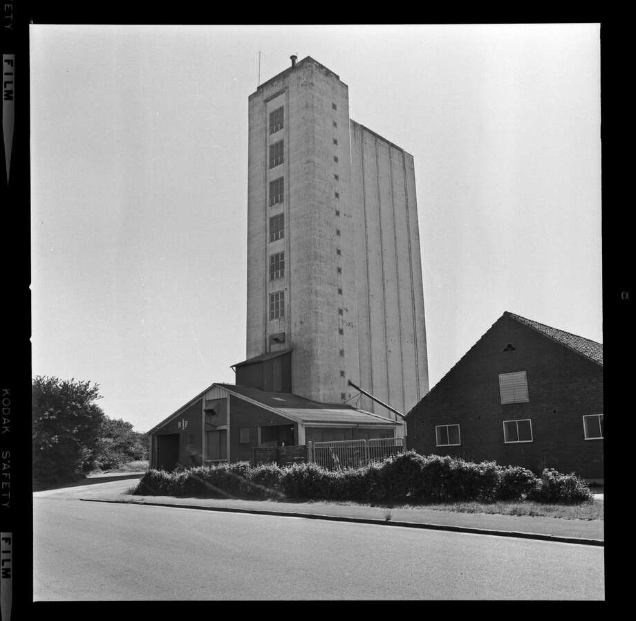 Tr�er skygger i dag for R�nnes gamle silo