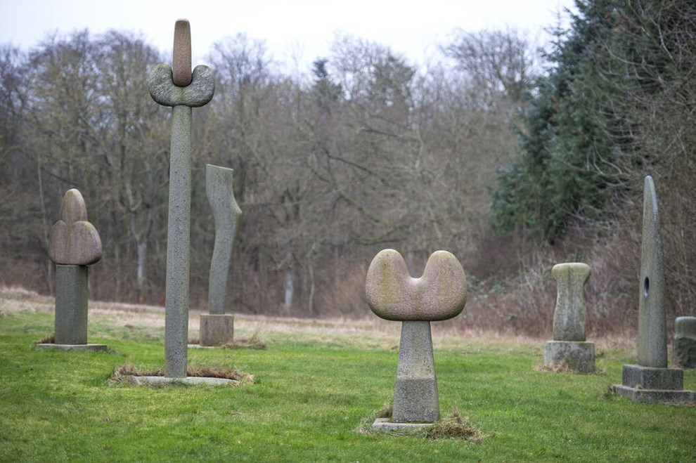 Ole Christensens v�rker delvis d�kket: Viltert gr�s omslutter skulpturpark