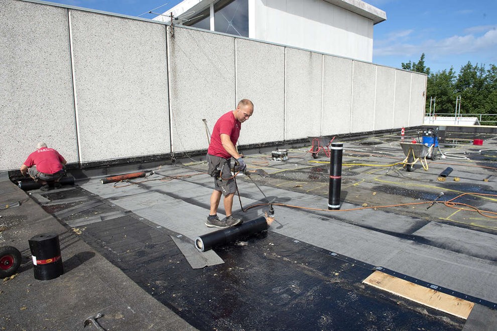 Paptag skal holde vandet ude af sv�mmehal