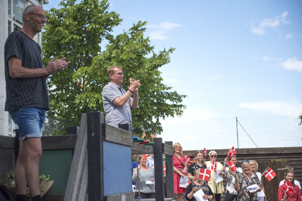 Svaneke Friskole i kaotisk situation: Skoleleder og bestyrelse g�r af