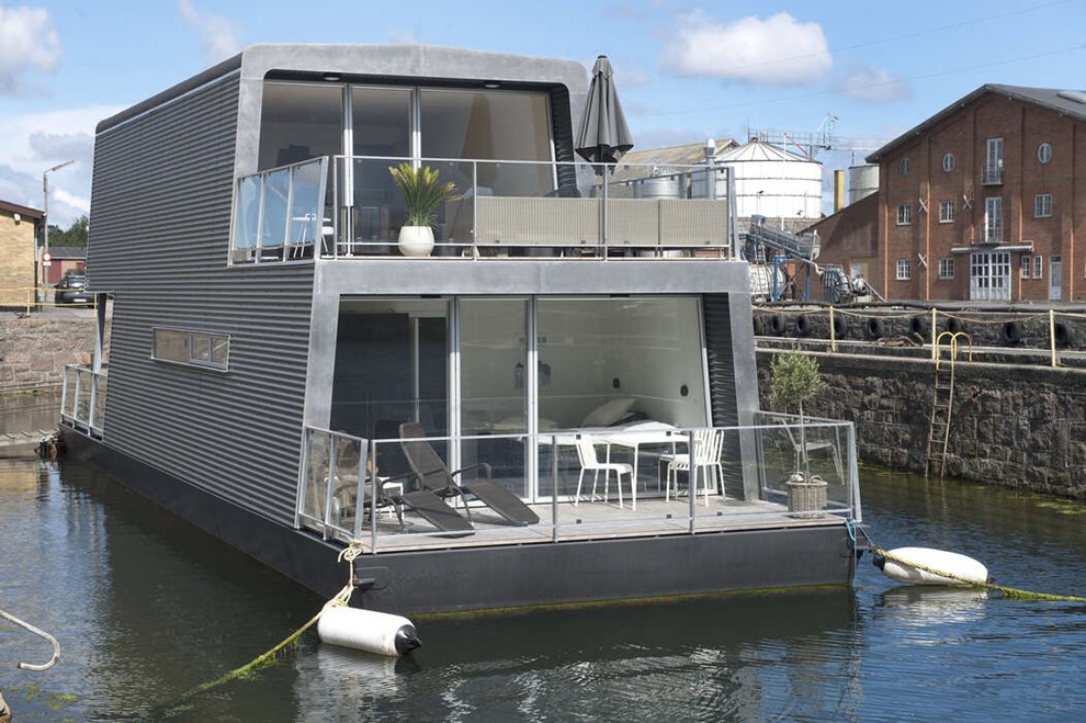 Kvindelig ejendomsm�gler tiltalt for at narre investor til at yde millionl�n til husb�de