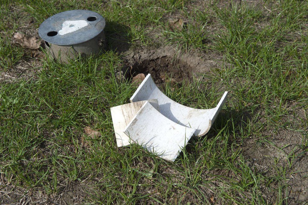 Ubudne gster har delagt nyanlagt bane