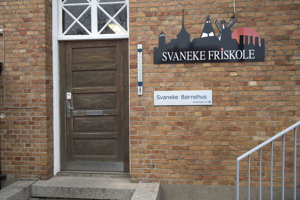 Leder: Grib Svaneke Friskole  den er i frit fald