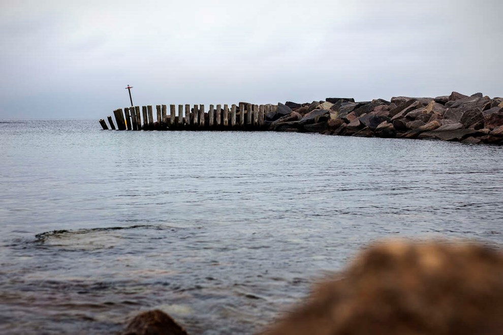 Allinge Havn fik mange knubs i stormen: 'Det bliver dyrt at udbedre skaderne'