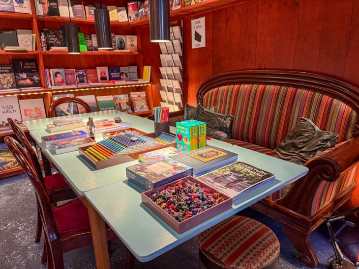 Når der er stille i butikken, sidder Tina Larsen gerne med en bog i sofaen, hvis der da ikke er regnskaber eller andre småkedelige ting, der skal klares. Foto: Sarah Thun Kristensen