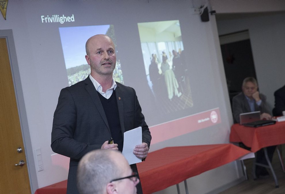 DBU-formand: Man er en politisk spade, hvis man lukker kontoret