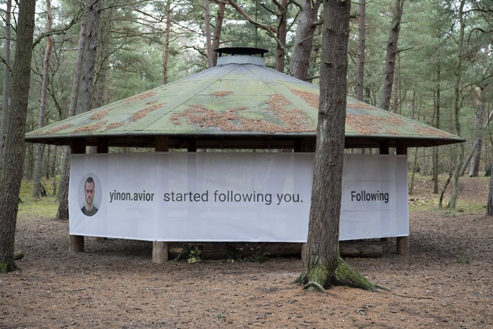 Mystisk banner p blhytten i Nordskoven:Det er et kunstvrk!