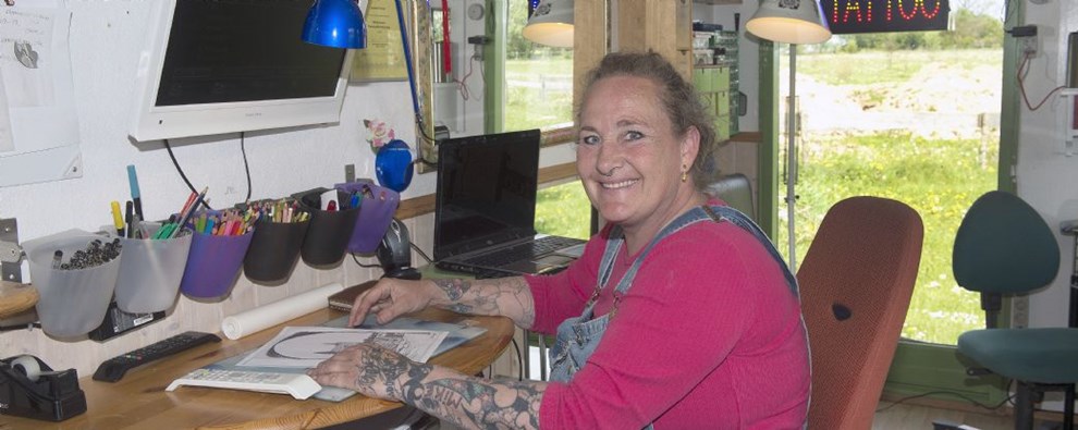 Jeanette tør ikke tatovere vaccinerede: Folk får 'bylder og betændte bobler' Jeanette tør ikke tatovere vaccinerede: Folk får 'bylder og betændte bobler'