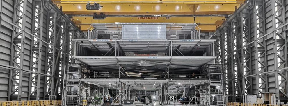 Se video: Express 5 har fået passagerdæk løftet på plads