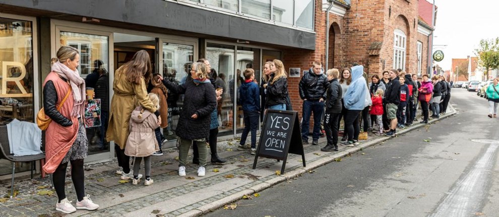 Se billederne: Folk stod i kø for at få en gratis donut Se billederne: Folk stod i kø for at få en gratis donut