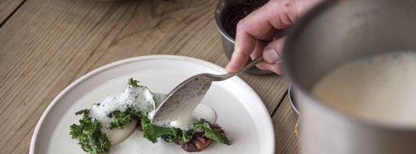 Restaurat�r inviterer kollega til kokketr�f