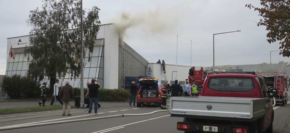 Brand er under kontrol – en person kørt til kontrol for røgforgiftning