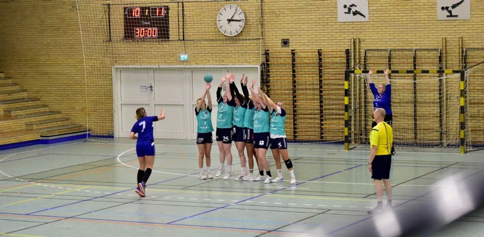 Hndbolddamer taber knebent
