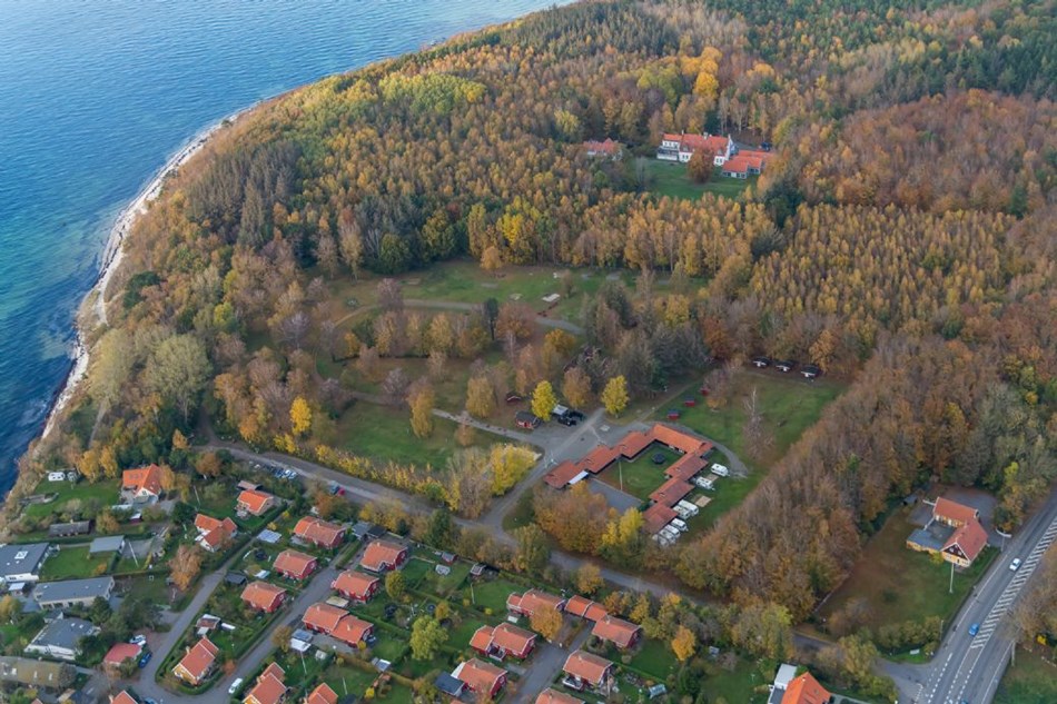 Staten s�lger grund med campingplads