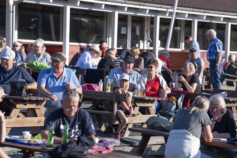 Tre gange s mange tog p travbanen i r