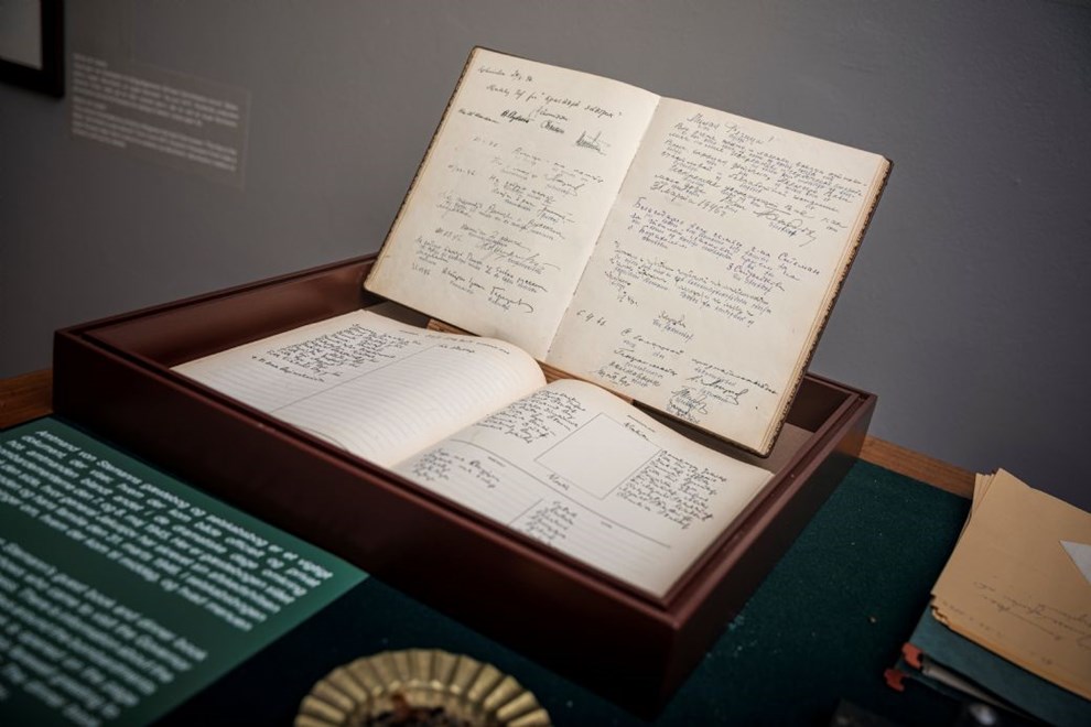 Som syvrig besgte dronning Margrethe Bornholm og satte sin signatur i denne bog