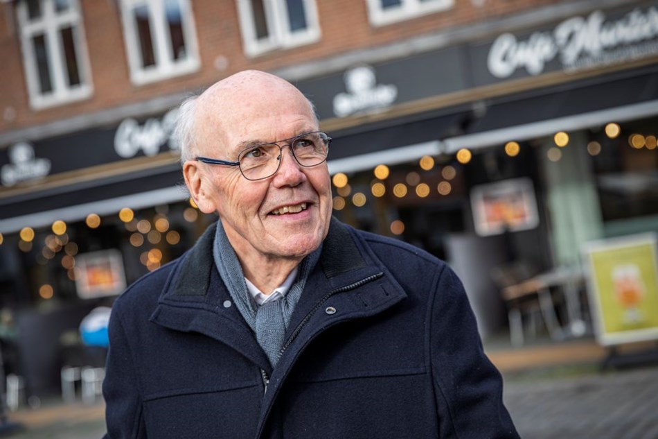 Lægen med de muntre anekdoter og hans kamp for respekt Lægen med de muntre anekdoter og hans kamp for respekt