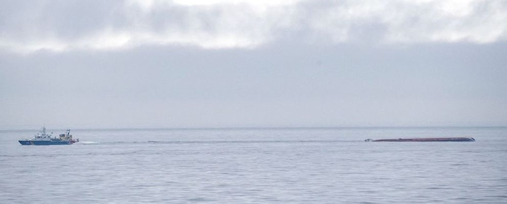 To sfolk anholdt efter skibsforlis