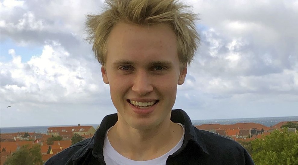Sebastian kom til Bornholm ved en fejl  nu er han valgt til ungerdet