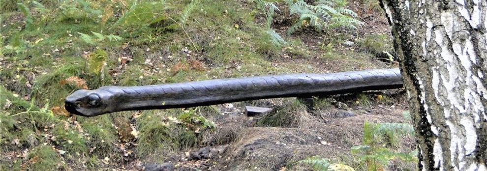 P Musestien kan du mde farlige slanger og lbende egern