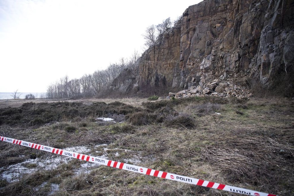 Bornholms Brandv�sen: 'Stadig l�se klippestykker efter stenskred i Vang'
