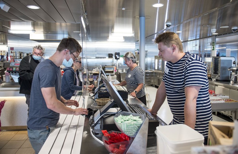 Leder: Bliver turisterne vk, fordi de kan strande p Bornholm?