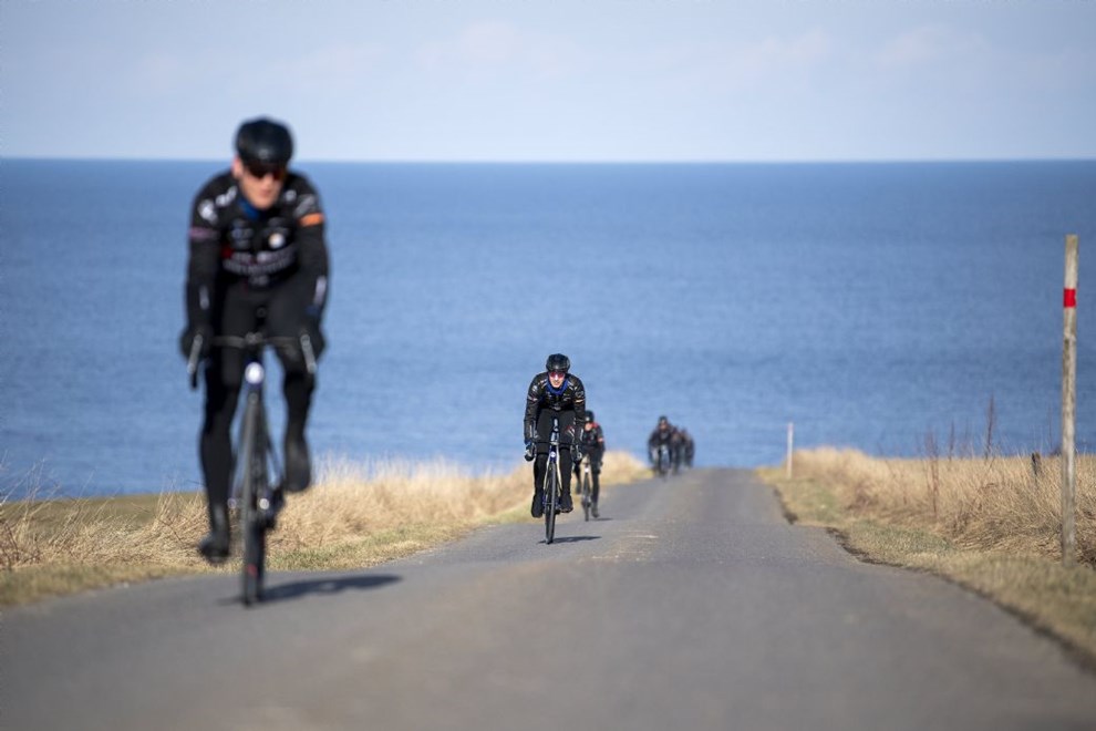 Corona tvinger cykelhold til at holde trningslejr hjemme: Spanske bjerge er byttet ud med bornholmske bakker