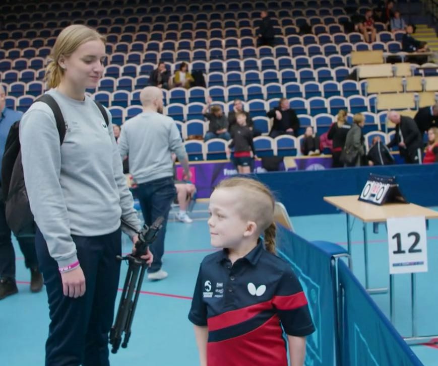 Bornholmer er med i TV2-program: Hjlper dreng med dvrgvkst med at spille bordtennis