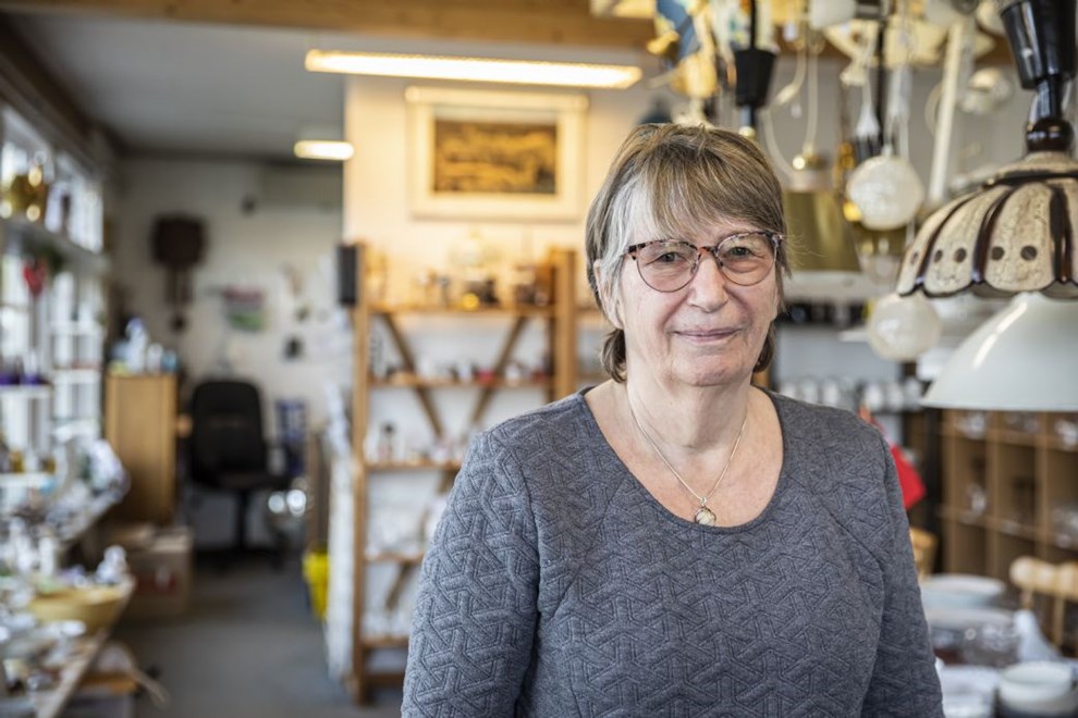 Lise er frivillig i genbrugsbutikken: 'Her kommer jeg ud og fr snakket med andre mennesker'