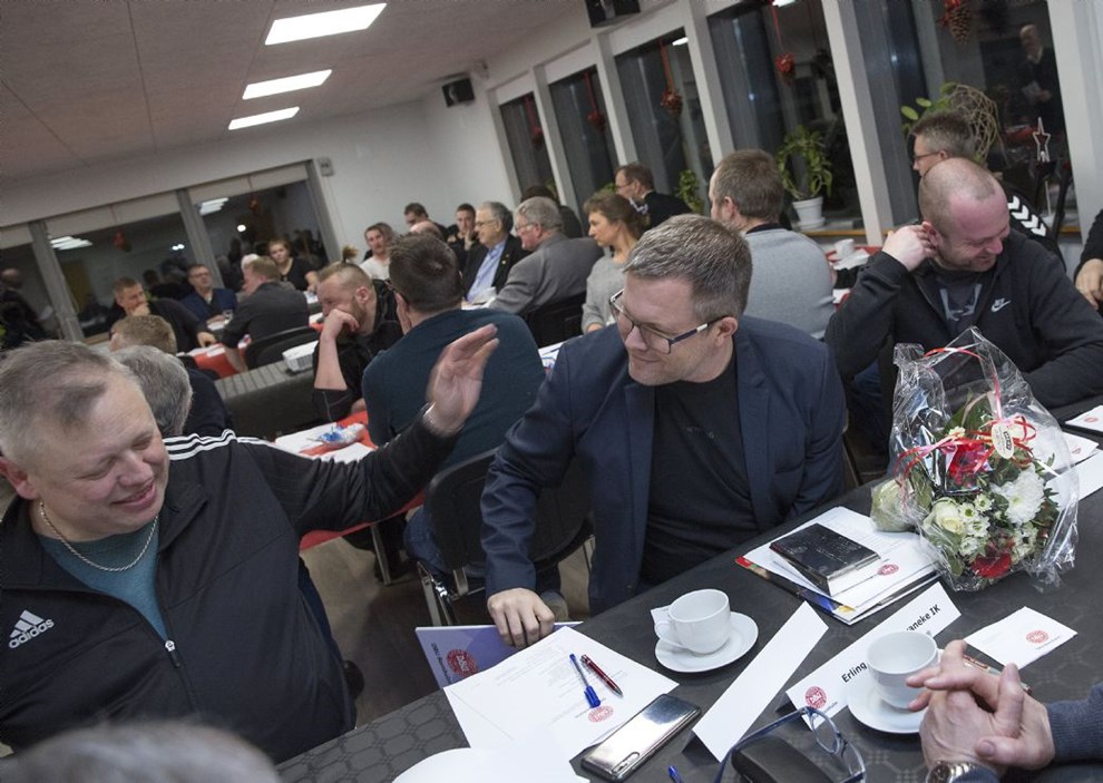 Udskyder vigtigt mde: Det er besvrligt at nedlgge sig selv i en coronatid