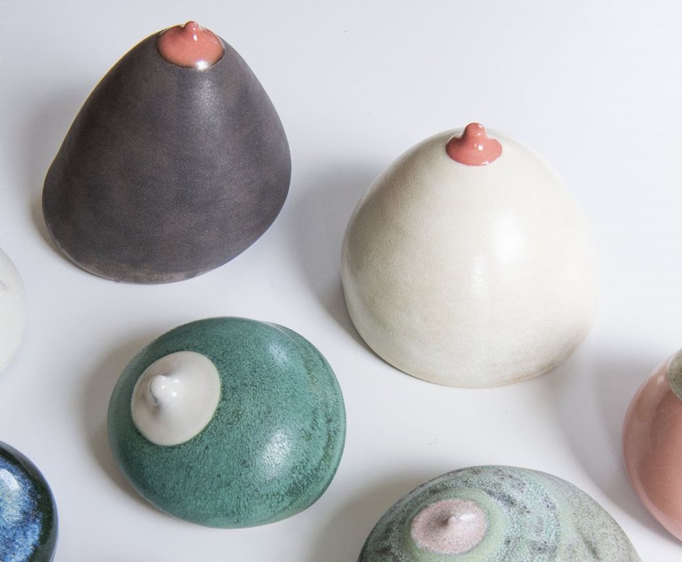 Keramikers bryster udstilles p hospitalet