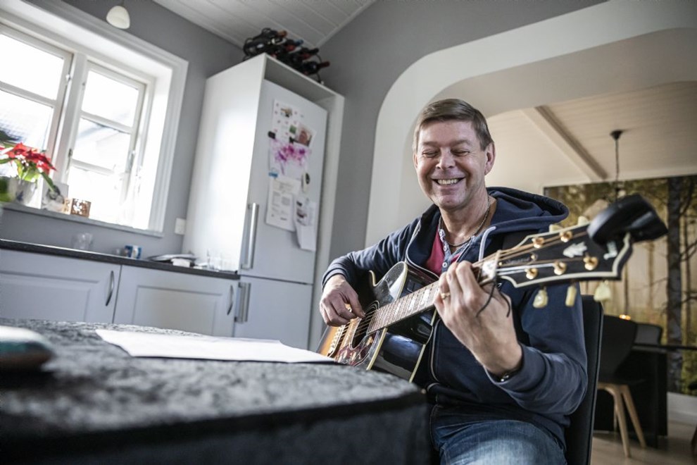 Bjarne Kure g�r p� scenen med en ny cd i guitarkassen