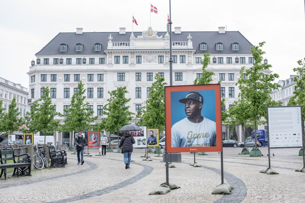 Unge deler drmme i fotoudstilling