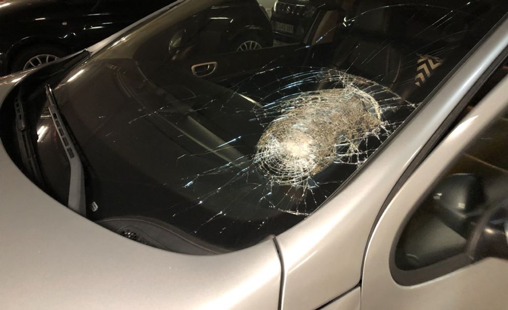 Justitsministeren gr ind i sagen: 'Stenkast mod krende biler er vanvittigt og direkte livsfarligt' 