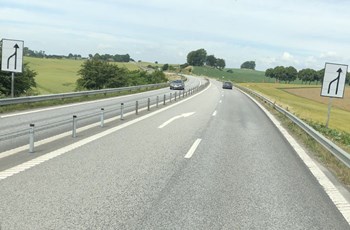 Bil ramt af sten fredag morgen